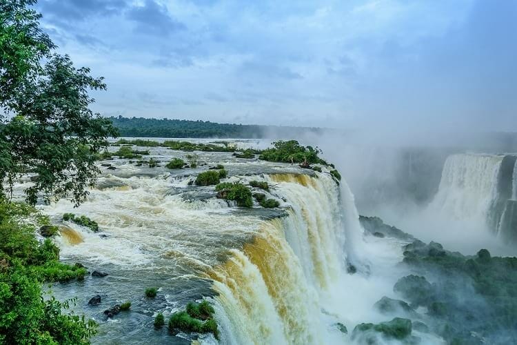 Lenda das Cataratas do Iguaçu sobre Naipi e Tarobá