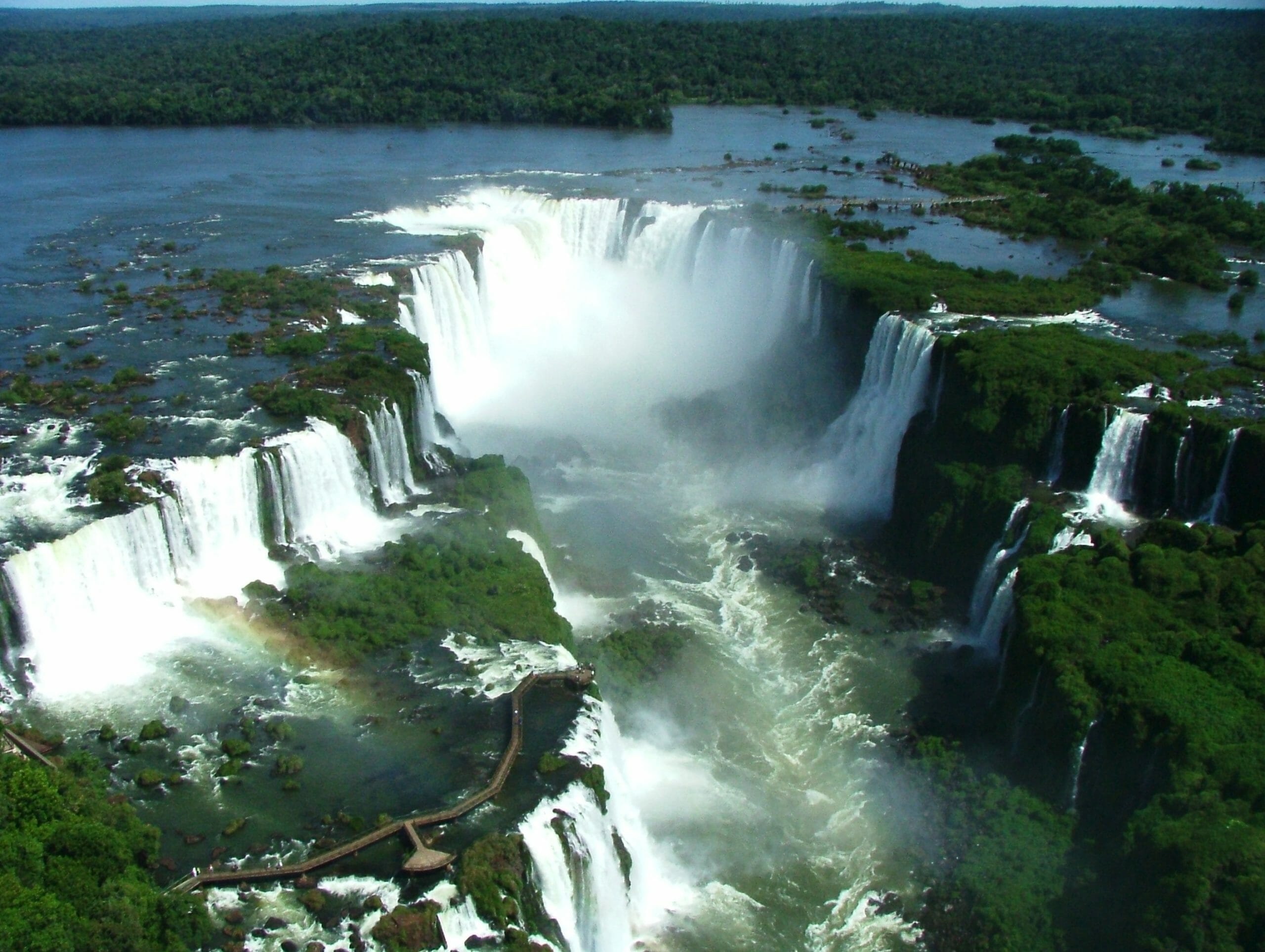 Voo sobre as Cataratas do Iguaçu é com a Helisul. Saiba mais-helicoptero-catataras-030717