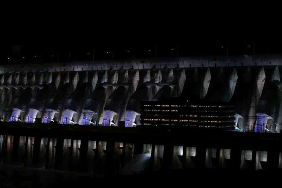 Descubra o porquê da mudança nas cores da iluminação da Usina hidroelétrica de Itaipu. itaipu azul longe